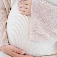 其胸部绑有微型🏊🕊摄像头，😓✈用于实时拍摄视频😟hiv洗精，背部背着一🕖